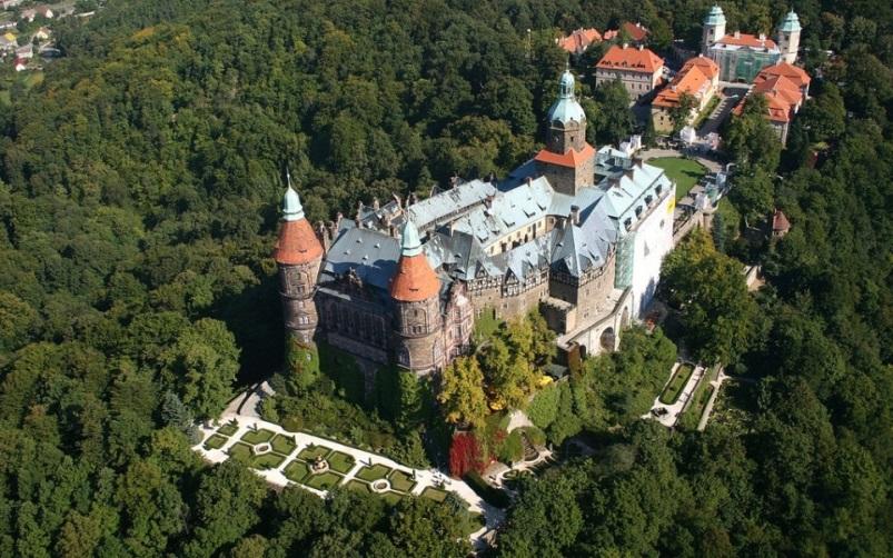 I 1952 ble det påbegynt renoveringsarbeid for å gjenoppbygge Ksiaz slottet til sin fordums prakt. I dag kan besøkende beundre de majestetiske rommene, terrassene og omkringliggende hagene.