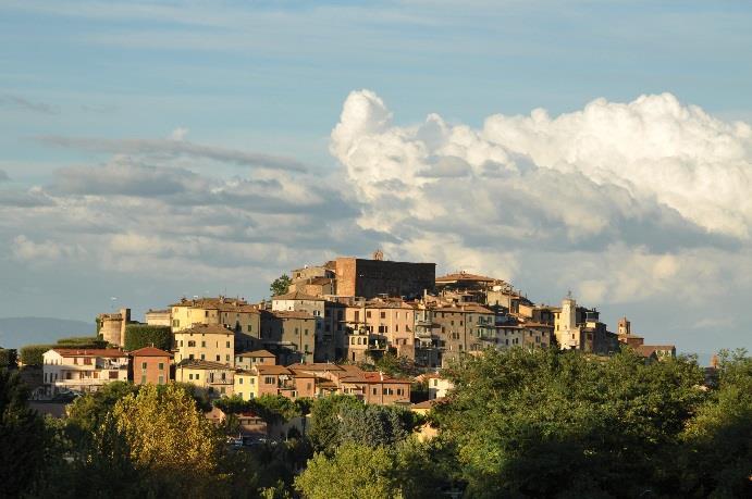 Byen, som er et av de merkeligste stedene i Italia, der den ligger på en klippe som ser ut som om den har vokst rett opp fra et ellers flatt landskap.