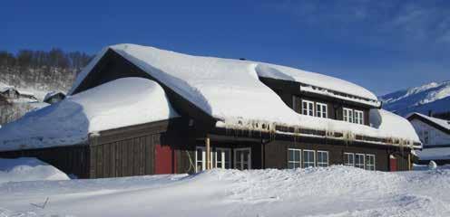 Bod eller tørkerom, samt utvendig skibod og ytterdør nær carport gir en enklere og mer behagelig helgehverdag for hele familien.