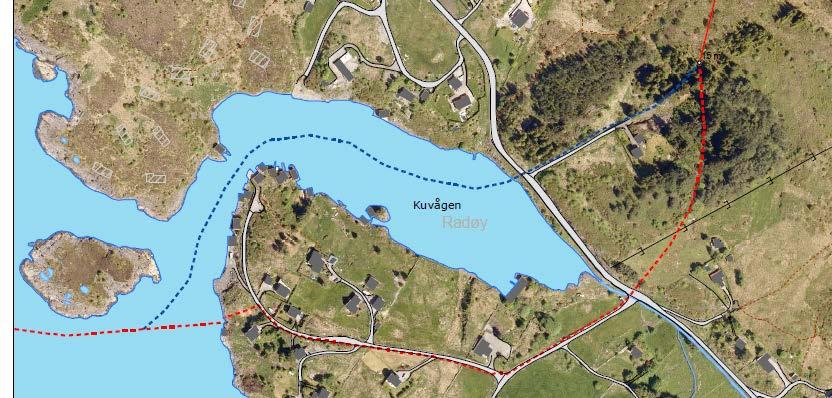 Figur 2 Sjø- og jordkabel på vestsida av Radøy. Det alternativet som det no vert søkt på (Alt 1.5) er synt med blå stipla strek.