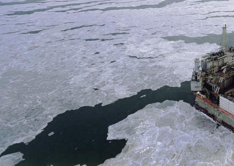 FOKUS OLJE OG GASS ISLAGT:Shells Sakhalin-felt ligger i Stillehavets arktiske strøk. Understellet er bygget av Aker Kværner. Samme type plattform kan være aktuell for Shtokman-utbyggingen.