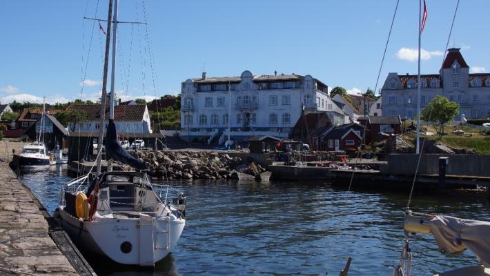 Hotel Sandvig Havn Hotel Sandvig Havn ligger helt nede ved fiske- og lystbåthavnen i Sandvig, ca. 2 km. fra Allinge nordøst på Bornholm.