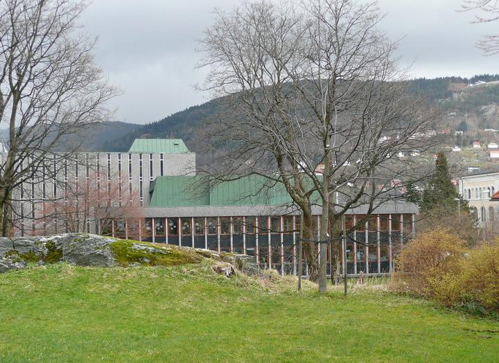 Universitetsbiblioteket sett på litt avstand fra vest. Opphavsrett: Statsbygg. Interiøret er typisk for det tidlige 1960-tallets modernistiske arkitektur.