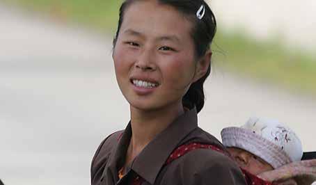 FORTELLINGER Denne modige kvinnen hjelper nordkoreanske kvinner som skjuler seg illegalt i Kina. De møtes i grupper, på et nytt sted hver gang, for å studere Bibelen.