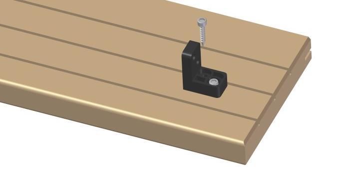 Det følger med et avstandskryss i boksen med terrasseklips. Benytt delen merket med 6 mm for å sikre riktig avstand mellom bordene (figur 4).