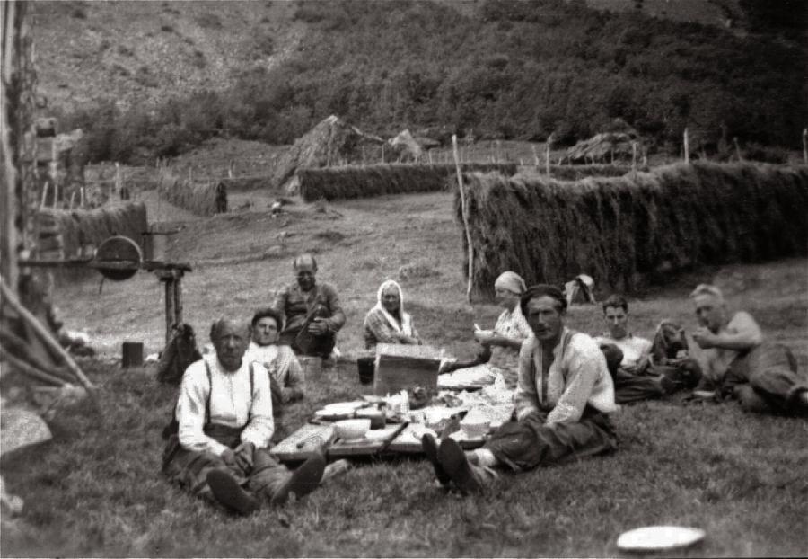 Mørkridsdalen LVO i Sogn og Fjordane: Mørkridsdalen har vært intensivt utnytta i mange hundre år. Dette biletet viser slåttearbeid på Knivabakkgjerdet i 1966.