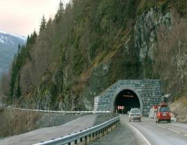 naturstein, plasstøpt betong, betongelementer, metall, steinkurver m.v., inklusive evt. forblending og mønsterforskaling. Tekst i konkurransegrunnlaget: «71.