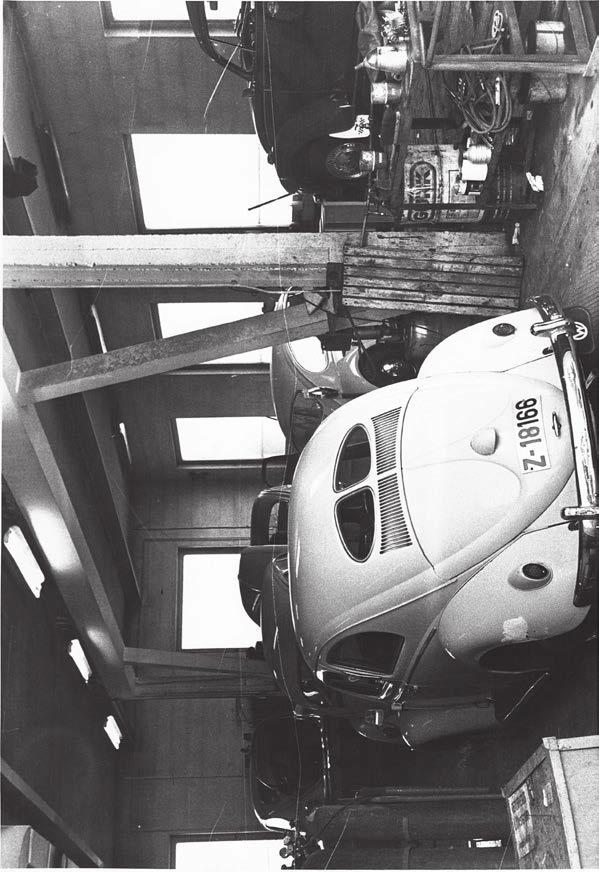 I første etasje, i 1970, var det Fina-stasjon og elektroverksted samt vaskehall og smørehall som grunneier og gårdeier Hans Olaf Rye drev, samt kontorer for et par Volkswagenselgere.