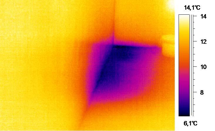 Temperatur og fargeskalaen til høyre for IR-bildene, er unike for hvert IR-bilde og viser sammenhengen mellom temperatur og farge.