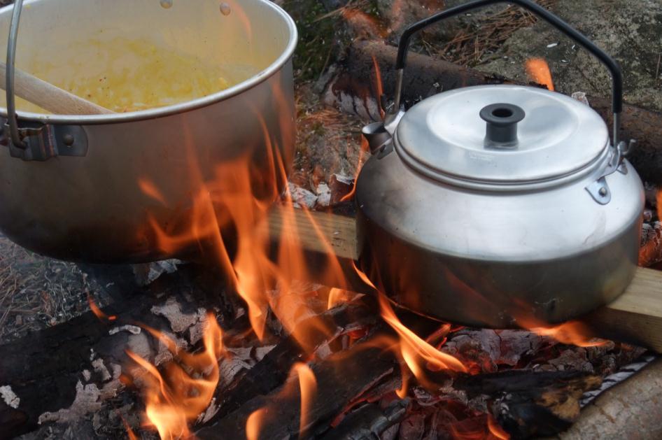 MANDAG 18.SEPTEMBER GAPAHUKEN SAND Kreftrammede og deres pårørende inviteres til sosialt samvær ved Gapahuken på Sand. Det legges opp til bålkaffe, grilling, gode historier og mye latter.