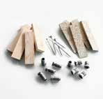 Kiler og justeringshylser kan brukes på sider. Shims, blocks, adjustment sleeves and screws. Blocks are to be used under doors and windows.