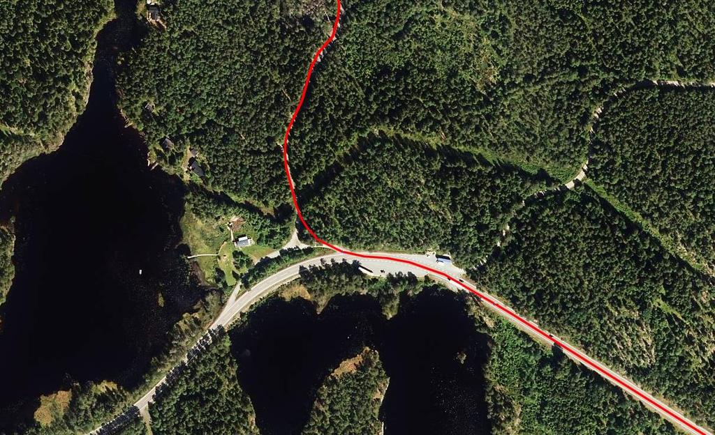 Figur 4: Avkjørsel fra Fv 128 (gammel E-18) for adkomstvei inn mot Joarknatten. Nytt adkomstalternativ er tegnet inn med rødt og konsesjonsgitt løsninger er tegnet inn med blått.