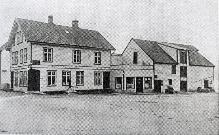 Bildet er teke i slutten av 1930-åra, etter at Sand Handelslag hadde overteke. Lars budde i andre etasje.
