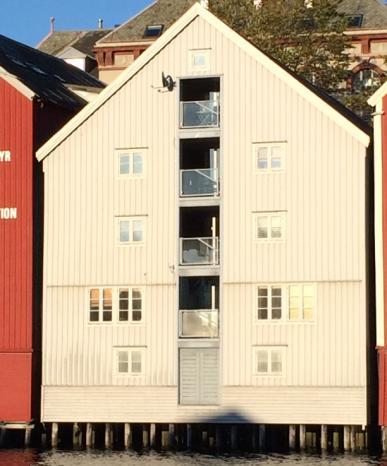 Kjøpmannsgata 9 Antikvarisk klasse B Høy antikvarisk verdi Kort omtale/beskrivelse Bygget 1766, har ingen betydelige aldersverdier i behold i noen av fasadene.