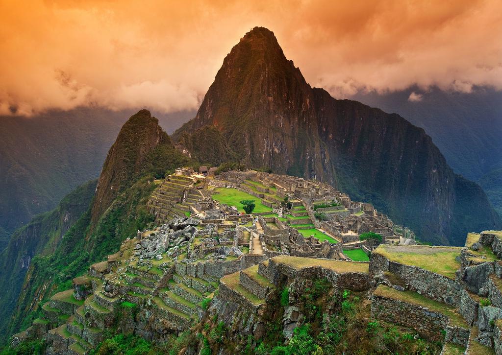 Dag 6. Machu Picchu til Cusco Bussen fra Aguas Calientes til fantastiske Machu Picchu går tidlig om morgenen. Landskapet er enestående, og ruinene ligger på en fjelltopp omgitt av tåkeskog, 2380 m.o.h. Machu Picchu består av smale terrasser som ligger oppover fjellsiden, og byen er inndelt i pmråder med gravplasser, fengsler, boligområder, templer og landbruk.