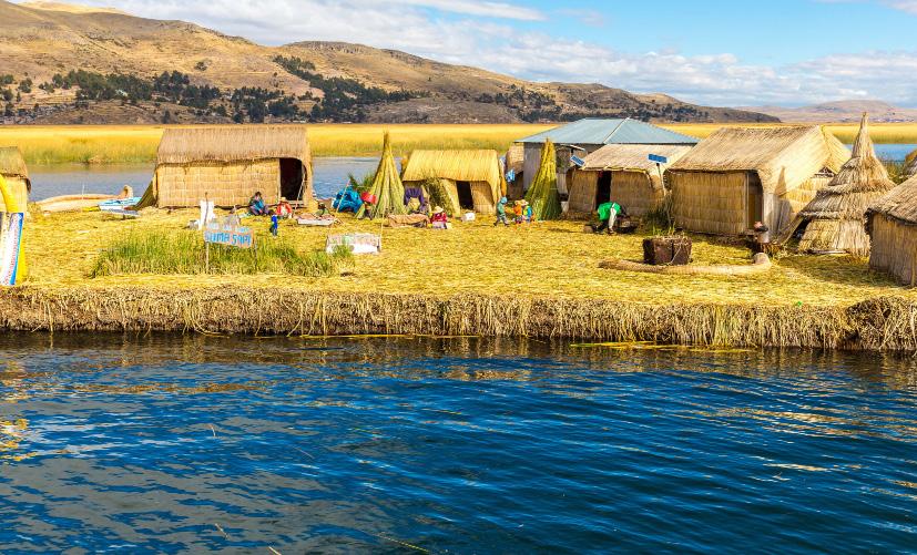 Dag 8. Amantani øyen I dag får vi en båttur på Titicacasjøen. Først besøker vi Uros øyene, dette er flytende øyer laget av siv.