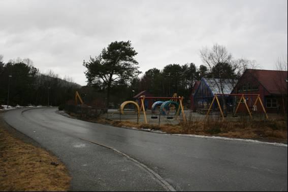 Ved siden av idrettsanlegg er det i dag en barnehage og skole grensende til planområdet (Haukås skole). Hovedkryss for tilkomst til planomrpdet Evt.