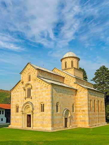 Klostret ligger like ved byen Lipljan og den romerske byen Ulpiana. I Pristina forlater vi bussen for en guidet byvandring. Og Pristina er virkelig en glede å vandre rundt i!