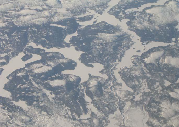 C. Bildet nedenfor er et skråbilde tatt fra et fly i ca. 10 kilometers høyde over Goose Bay i Nordamerika.