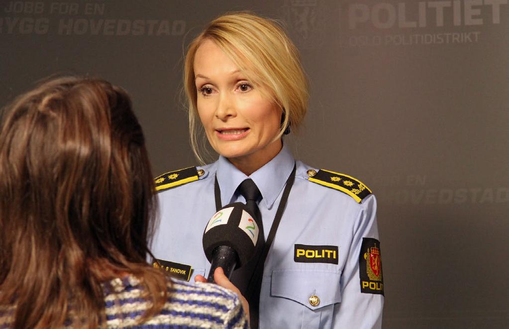 Eva Sjøholt-Sandvik arbeidet tidligere ved innsatsgruppa for ran ved Grønland politistasjon. Her snakker hun med TV2 om en aktuell sak.