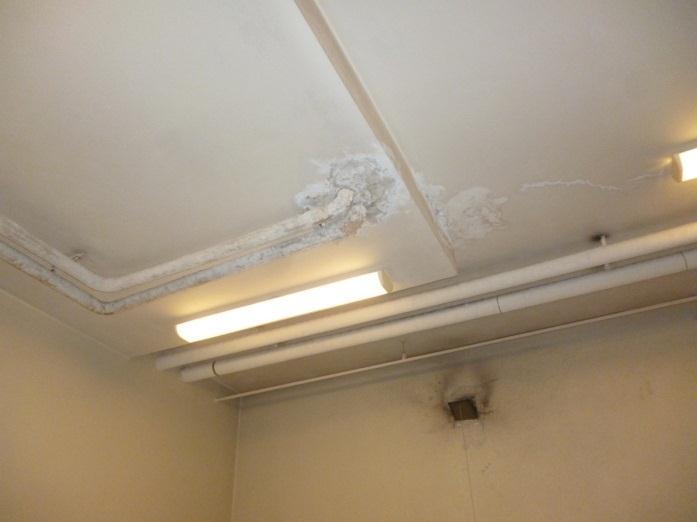 av asbest om man går inn i rommet er derfor stor. Rommet er avlåst, men tilgjengelig med nøkler og det er ingen advarsel om risiko for asbest.