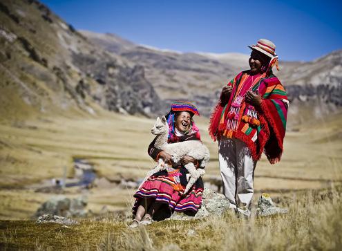 Helt i starten kommer vi forbi de kjente jordbruksterassene til Inkaene ved Patallacta, og etter ca. tre timers vandring kommer vi fram til vår første campingplass ved byen Huayllabamba.(F.L.