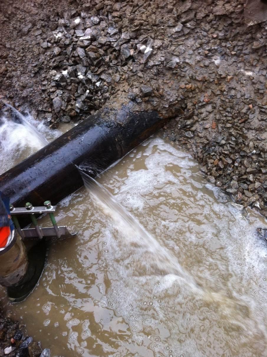 Tverrbrudd på vannledninger av grått støpejern kan ofte repareres med vanntrykket på Tverrbrudd i vannledning av grått støpejern (diameter 250 mm) ved Kjørbekk i Skien 16. mars 2013.