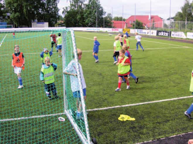 Fotball Lek med ball Lek med ball er vårens vakreste fotballeventyr på Kjelsås. Da dribler, sentrer, løper og leker flere titalls barn med ball på Myrerjordet.