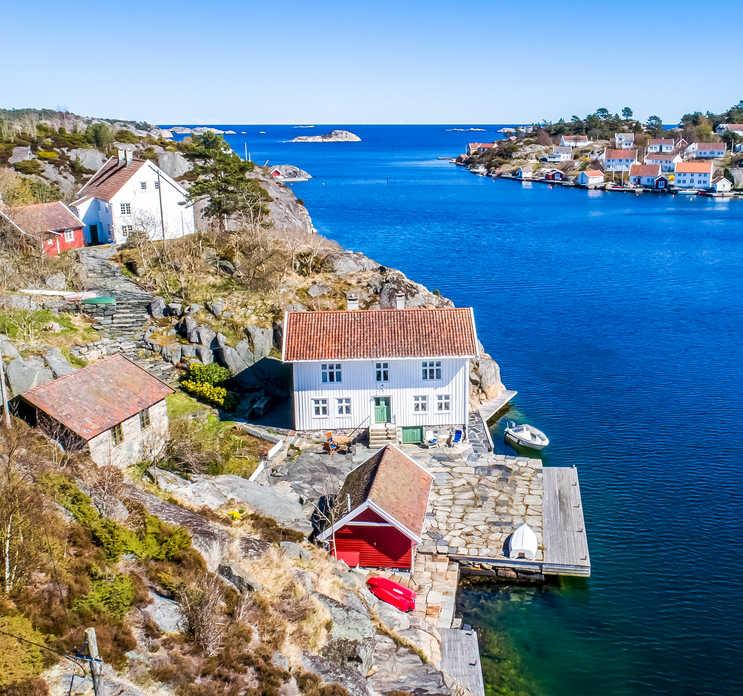 FAKTA OM EIENDOMMEN Eiendommen ligger på Steinsøya i Gamle Hellesund som er en av Sørlandets vakreste uthavner med sitt unike kystmiljø.