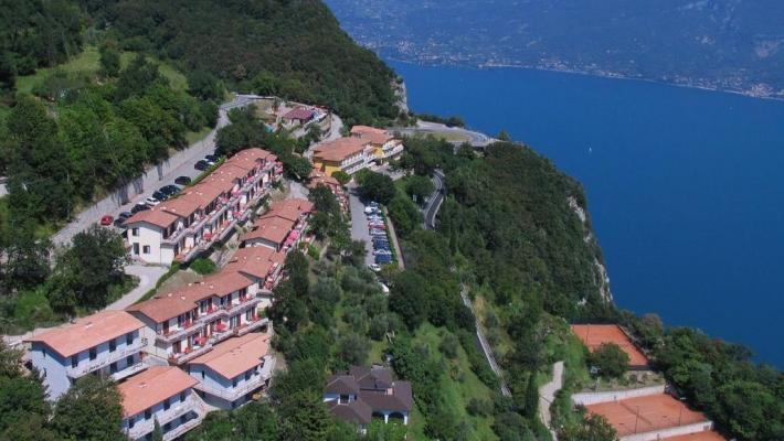 Hotel Residence La Rotonda Dette hotel ligger ved Gardasjøen i Tignale i Nord-Italia.