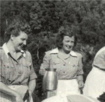 LOTTENE LAGAR MAT: Biletet i Leikangerkalenderen 2011 skal vera frå Leikanger skyttarlag si stemne på Moene i 1953, og namngir desse damene: Lina Baugstø (med bogesaga), Anna Gjerløw (med muggen),