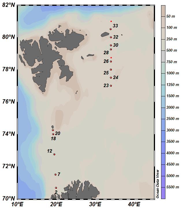 Figur 26a. Kart som viser stasjoner for vannsøyleprøvetaking i Barentshavet (Fugløya-Bjørnøya i januar 2016 og i nordøstre Barentshavet august/september i 2016 (røde prikker).