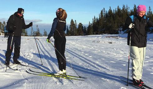 I skiutleia leier de skiutstyr og blir vennlig møtt av Skiklubbens dyktige instruktører. I løpet av vinteren har vi hatt mange skikurs for utlendinger som ønsker å lære seg å gå på ski.