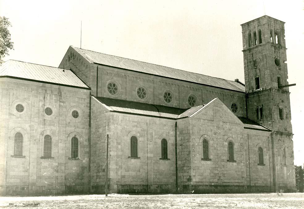 Bočni snimak oštećene crkve (Zavod