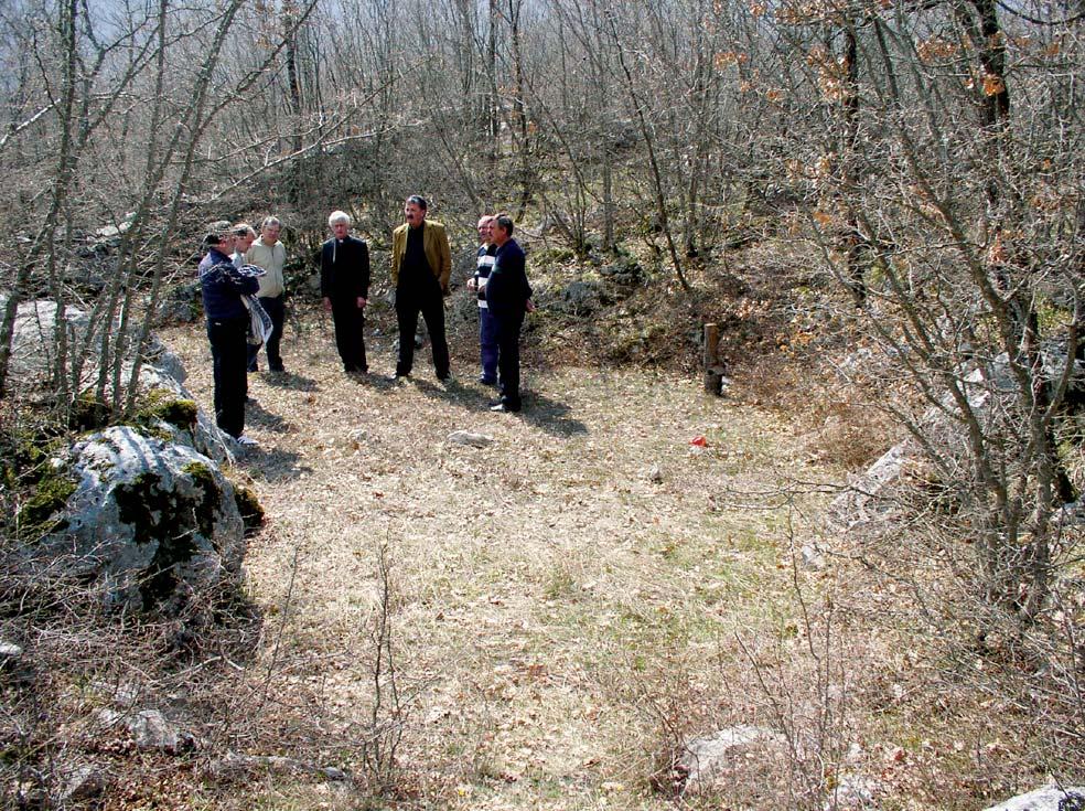 Na Đoginoj ledini 6. travnja 2005. Što krije Đogina ledina Već desetljećima ljudi Zagvozda govore da su tu ukopani mučeni i poubijani širokobriješki fratri.