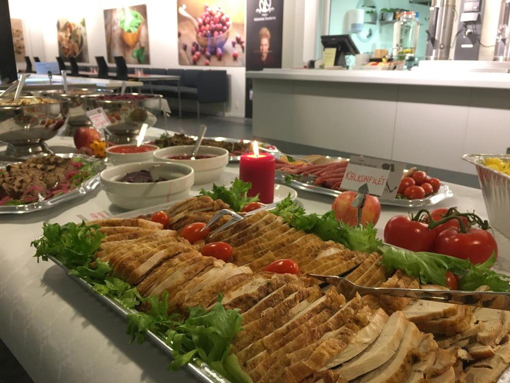 Kulinarisk Buffet KOLDTBORD III Roastbeef med husets remulade og rødløk Kalkunfilet med mamma s waldorfsalat Lårklubbe av Ytterøykylling med maiskrem og hjemmelaget teriakysaus