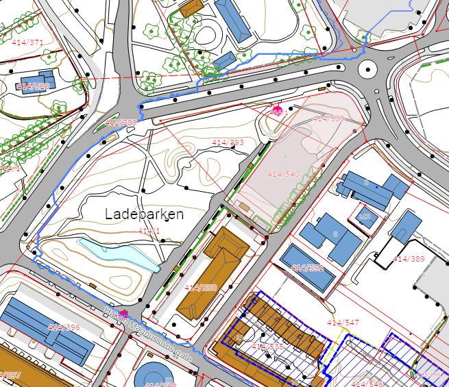 5 3 Flomveier Figur 3: Flomkart som viser eksisterende flomveier, (Trondheim Kommune, 2016) Figur 3 viser eksisterende situasjon hvor flomveien for dagens situasjon er merket med blå linje i henhold