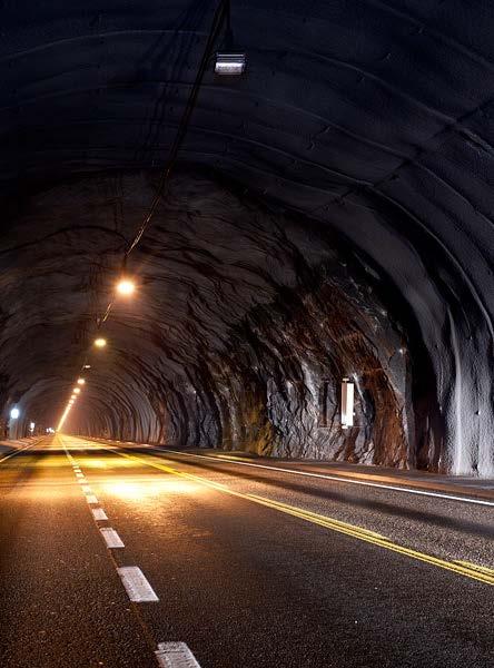 Tunnelsikkerhetsforskriften I tillegg til mange konkrete krav, så står følgende setning: «Sikkerhetstiltak som skal gjennomføres i en tunnel, skal være basert på en
