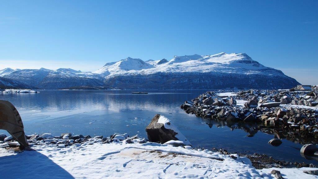 Bildevedlegg til tilsynsrapport settefisklokalitet Innhavet 21.3.2016 Smolten AS Hamarøy Bilde 1. Utslippsledning er synlig i nedre høyre hjørne. Gjennomslagspunkt var synlig, se sirkel på bildet.