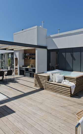Kebony terrassebord finnes i to ulike varianter Clear (kvistfritt) og Character (med kvister). Ved levering er materialene tørre og klare til montering.
