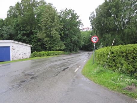 5 6 Starten av Løkkebergveien (fra Nøsteveien) Uoversiktelig sving/veistubb med