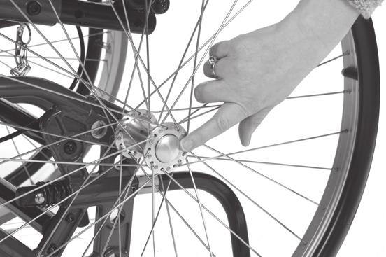 For å sjekke at drivhjulet sitter skikkelig i navet, fjern fingeren fra knappen og dra i drivhjulet. Dersom drivhjulet ikke låser seg skikkelig - la være å bruke rullestolen og kontakt en forhandler.
