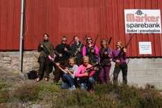 JAKTRIFLE-SKYTING FOR JENTER RØMSKOG Lørdag 2. september klokken 1200 inviterer Nordre Rømskog JFF - i samarbeid med kvinneutvalget i NJFF Østfold - til rifleskyting for jenter på Rømskog skytebane.
