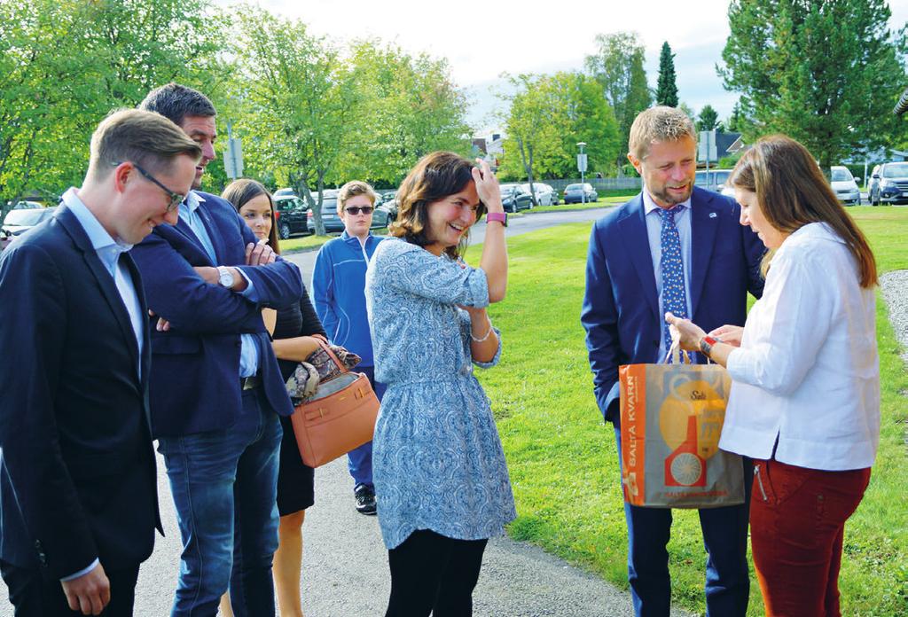 803 SKRØT AV STANGEHJELPA Helseminister Bent Høie (H) besøkte Stangehjelpa 2. september i fjor. Her sammen med erfaringskonsulent Lajla Svartbekk (t.h.) og leder for Stangehjelpa Birgit Valla.