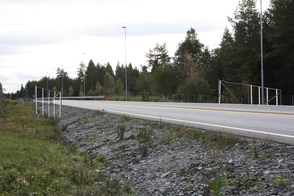 Bredde måles midt på passasjen, eller der passasjen er smalest. " Høyde min " måles som laveste gjennomgående høyde innenfor den høyeste 2/3 av undergangen eller kulvertens bredde.