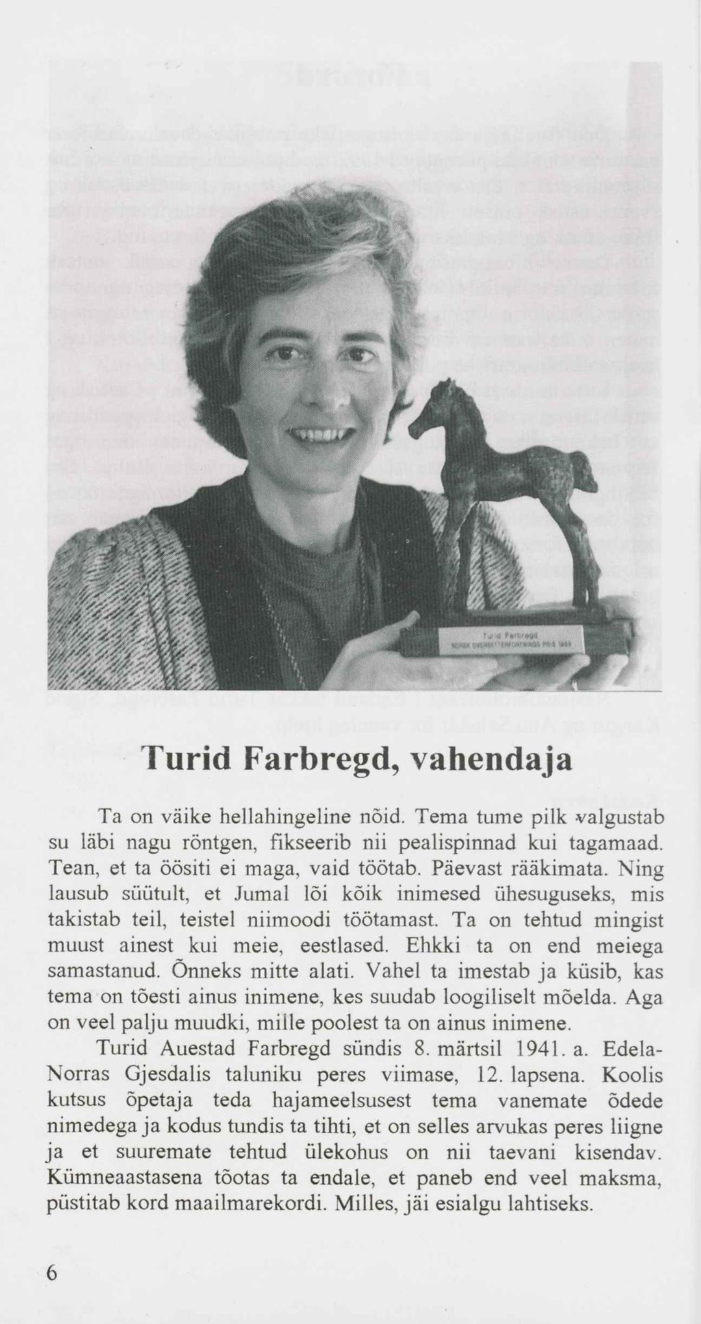 Turid Farbregd, vahendaja Ta õn väike hellahingeline nõid. Tema tume pilk -valgustab su läbi nagu röntgen, fikseerib nii pealispinnad kui tagamaad. Tean, et ta öösiti ei maga, vaid töötab.