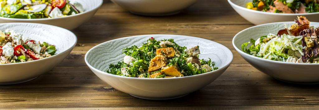 LUNSJ SALAT PORSJON Cæsarsalat med kylling, bacon, parmesan, krutonger og romano (Allergener: Gluten/Hvete/Soya/Sitron/Sulfitt/Melk/Svin) Gresk salat med couscous, bønner, feta, oliven, mint og