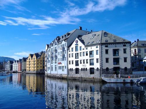 TAKST I ÅLESUND OG ULSTEINVIK Taksering i Norconsult i Ålesund er utviklet gjennom mer enn 40 år.