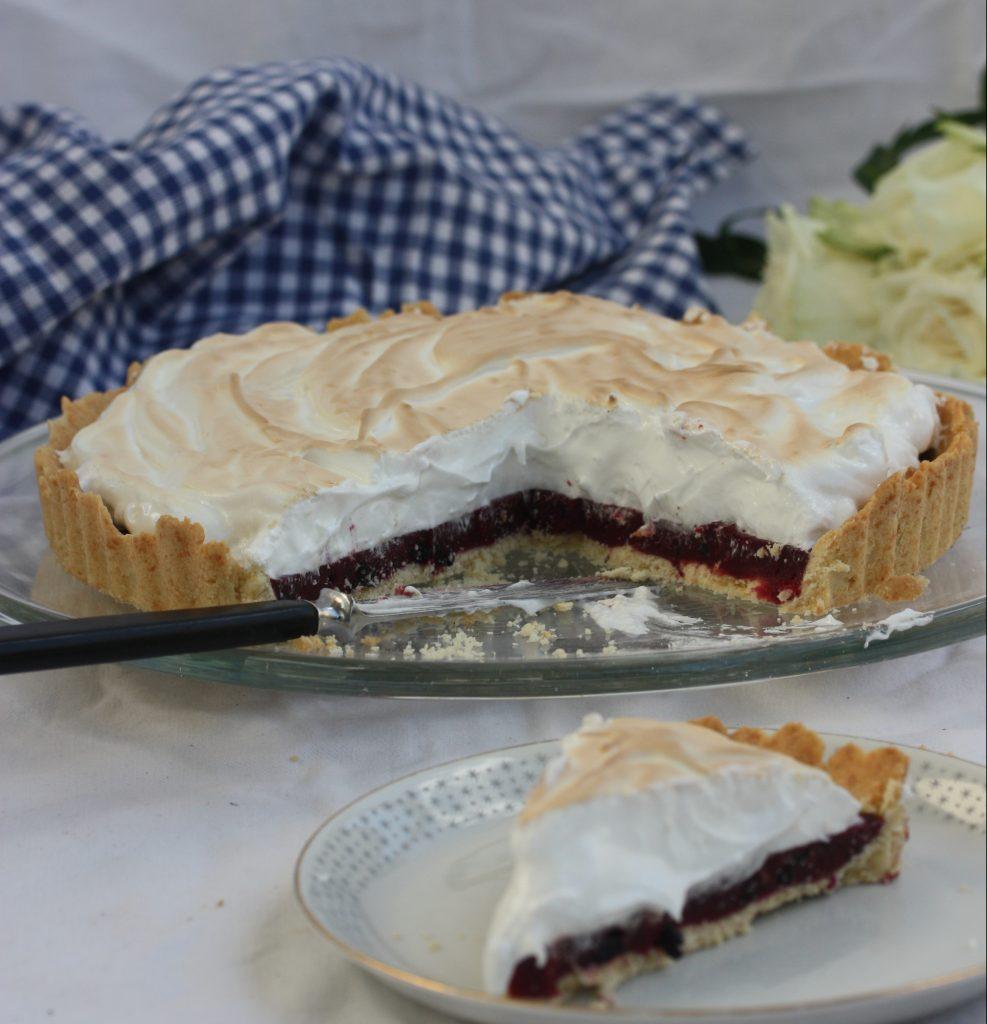 Her får du oppskriften på en drøm av en kake. Sprø paibunn, syrlig blåbærfyll og luftig marengslokk.