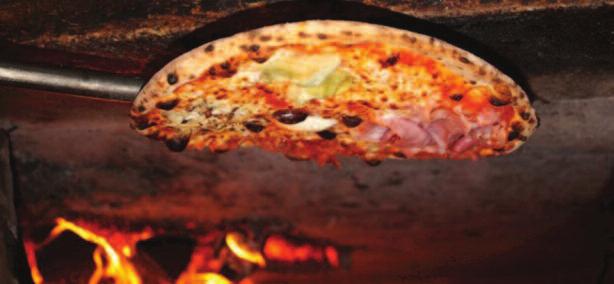 Temperaturen i ovnen svinger lett mellom 300 og 500 grader avhengig av hvor mange pizzaer vi serverer i restauranten. Vi gjør oppmerksom på at kjøkken og pizzeria er to forskjellige avdelinger.
